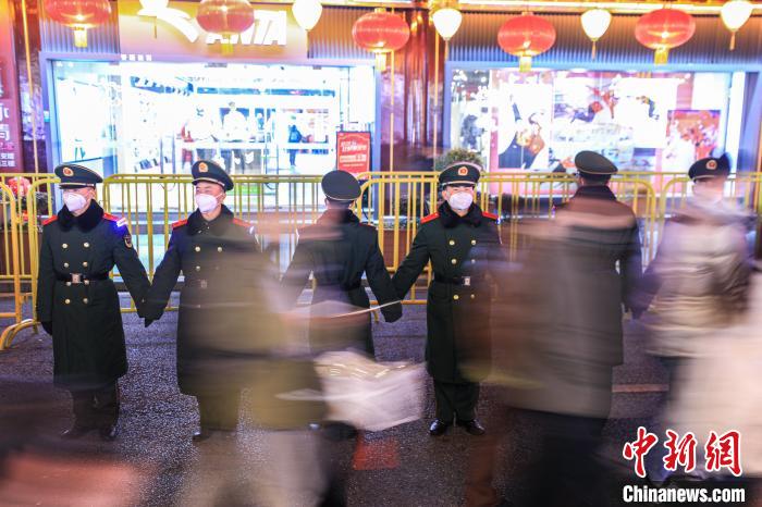 元宵佳节 上海武警战士守护游客赏灯
