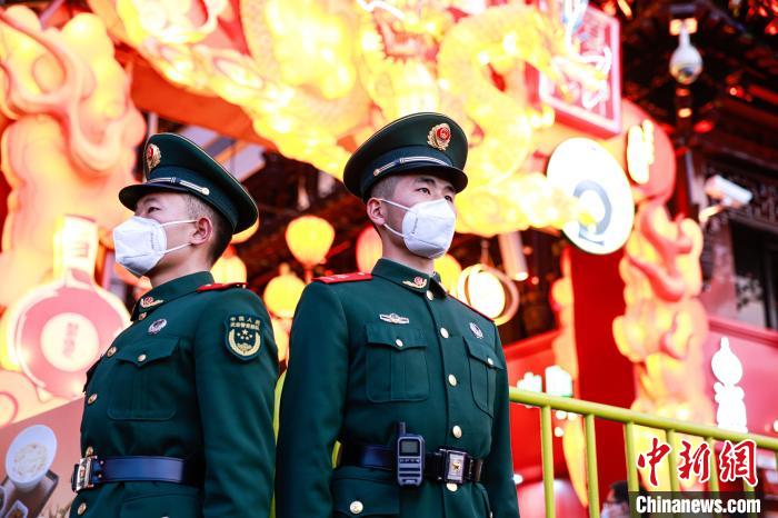 元宵佳节 上海武警战士守护游客赏灯