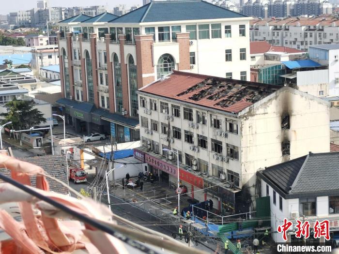 苏州渭塘镇发生火灾致6人死亡 4层建筑窗户被烧黑
