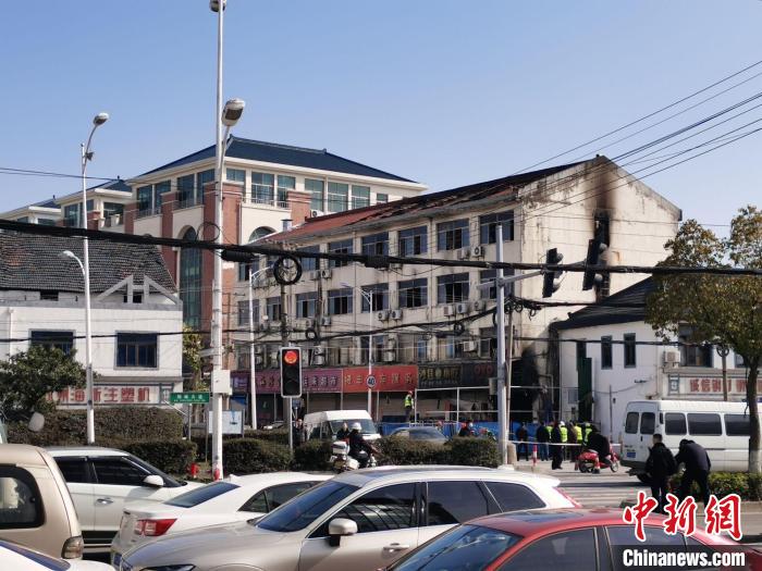 苏州渭塘镇发生火灾致6人死亡 4层建筑窗户被烧黑