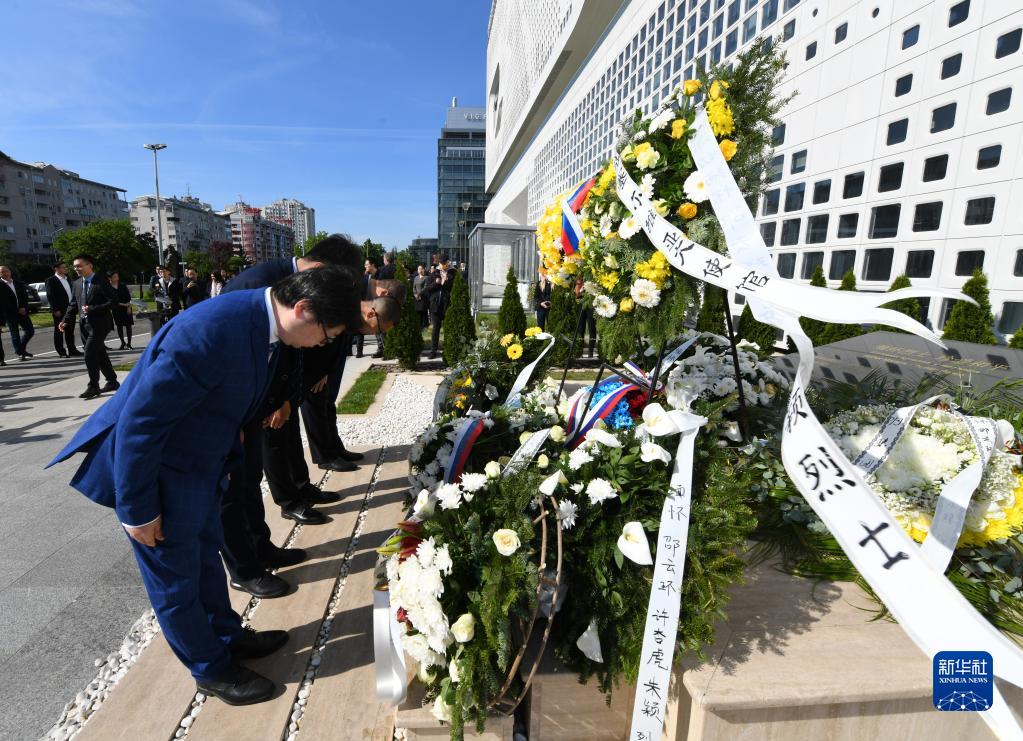 塞中两国人士凭吊在中国驻南联盟使馆被炸事件中牺牲的烈士