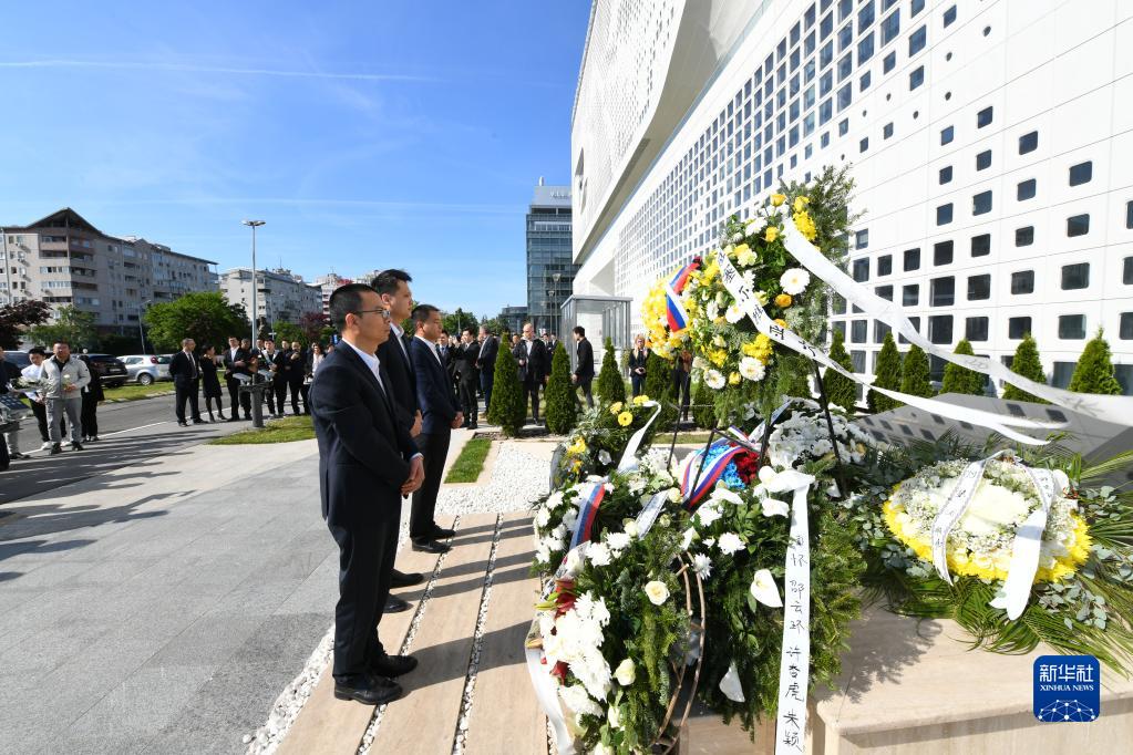 塞中两国人士凭吊在中国驻南联盟使馆被炸事件中牺牲的烈士