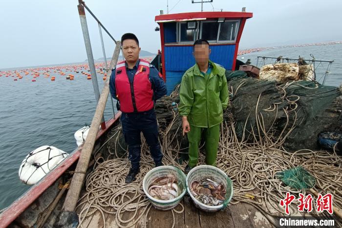福州海警连续查获5起涉嫌休渔期非法捕捞案 抓获涉案人员22名