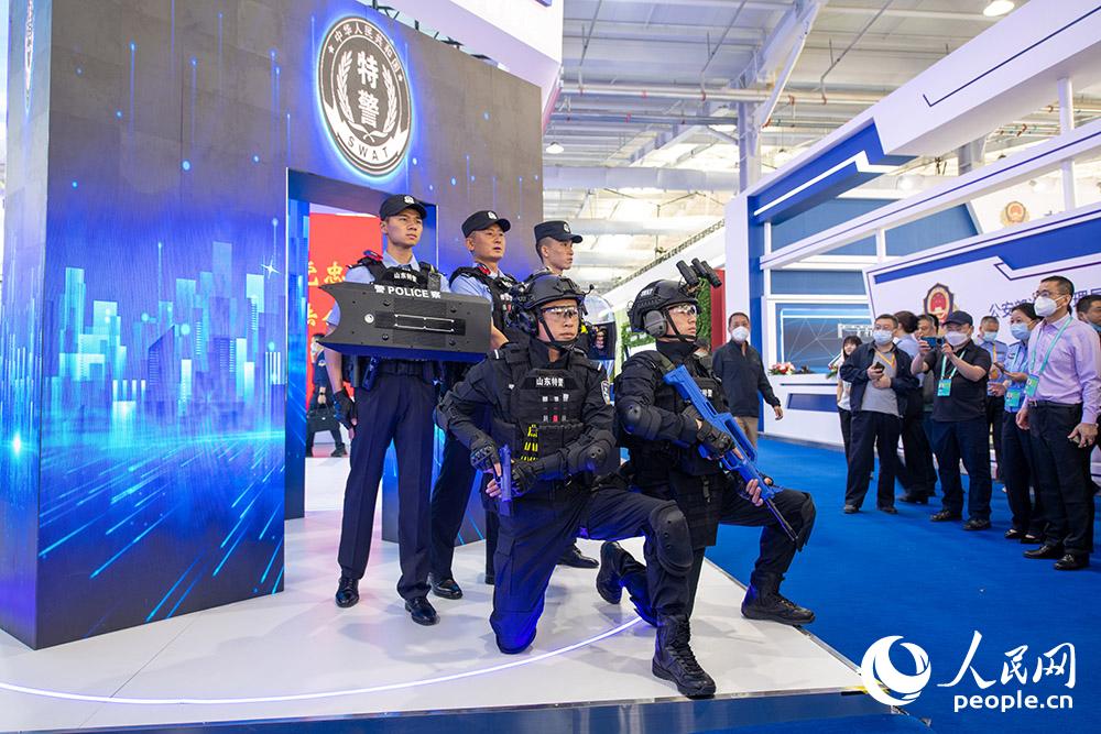 5月11日，在警博会上，特警展示警用装备。人民网记者 翁奇羽摄