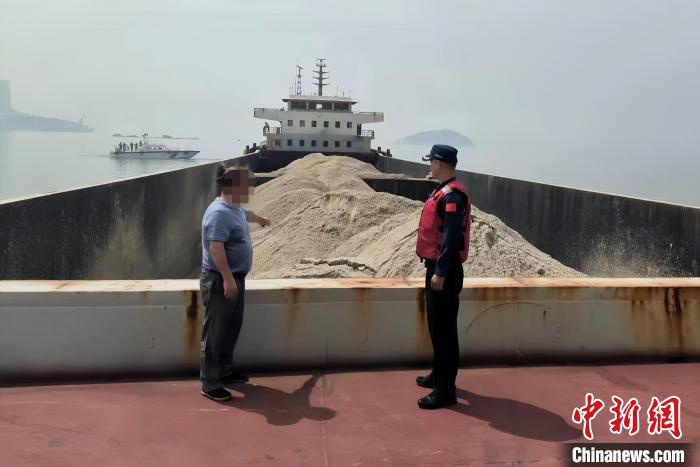 福州海警查获2起涉嫌非法采矿案 缴获海砂约9000吨