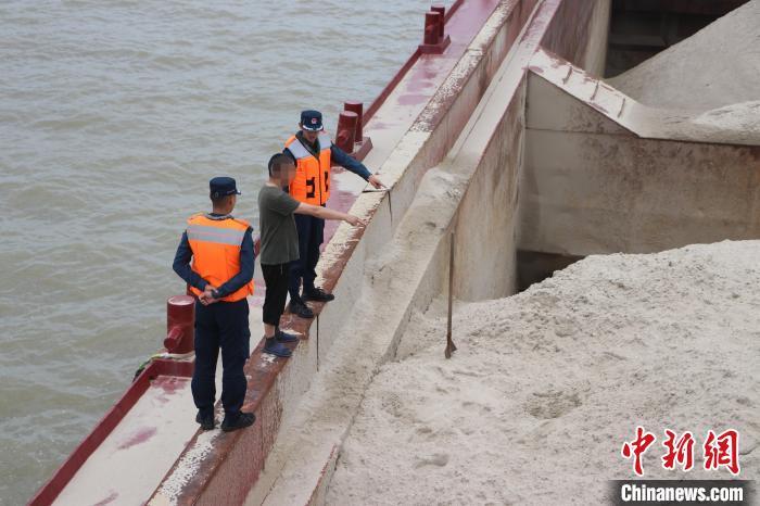 福州海警查获涉案海砂约5000吨
