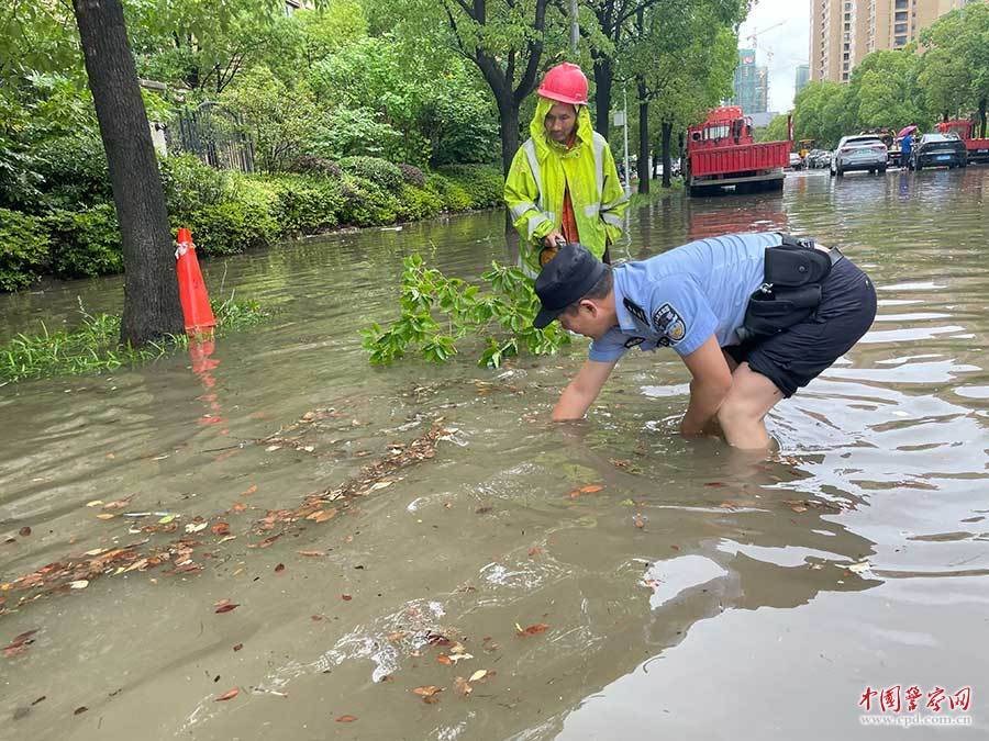 坚守风雨中 这身影让人心安 _光明网