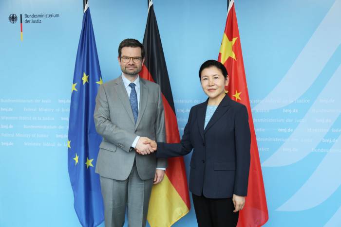 贺荣在柏林与德国联邦司法部长布施曼举行会谈