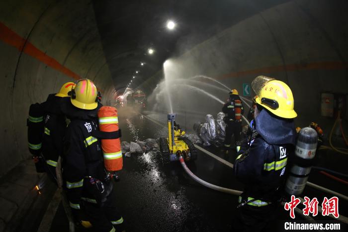 实拍湖北高速公路隧道灾害事故处置跨区域演练