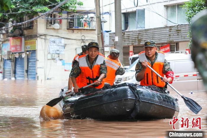 重庆万州遭遇大暴雨袭击 驻地武警官兵紧急驰援