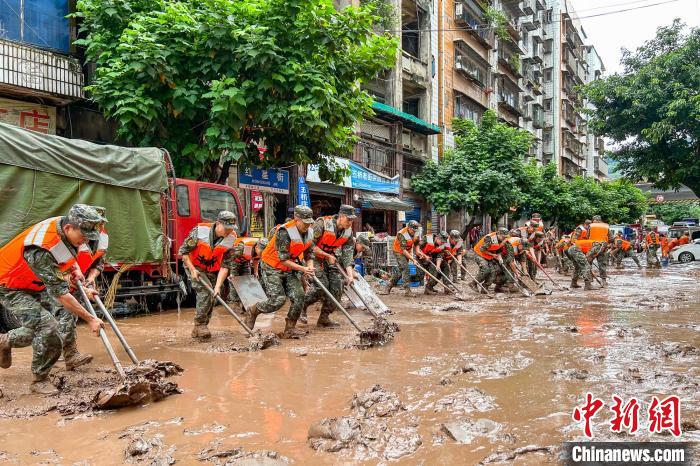 重庆万州遭遇大暴雨袭击 驻地武警官兵紧急驰援