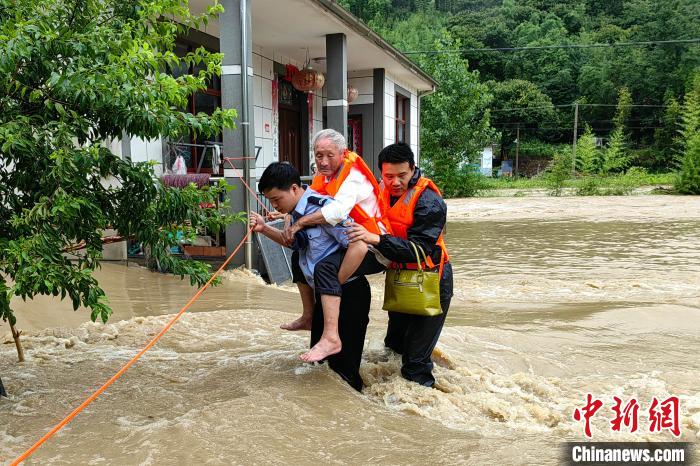 安徽宁国：暴雨侵袭 当地紧急转移受困群众