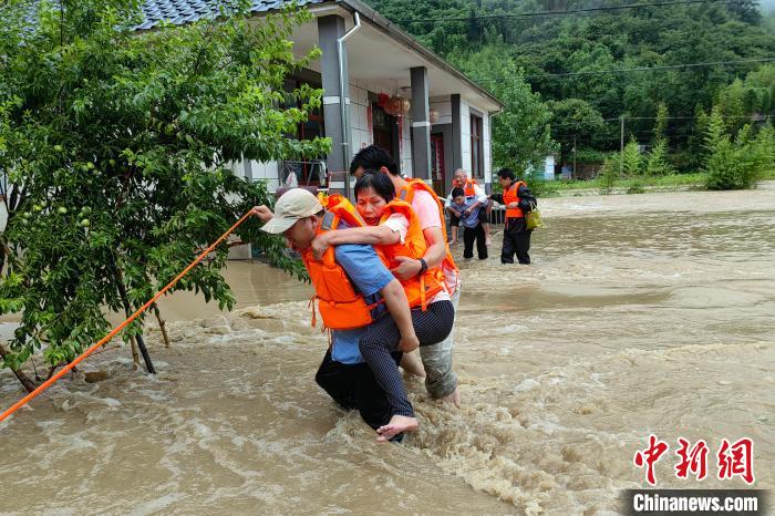 安徽宁国：暴雨侵袭 当地紧急转移受困群众