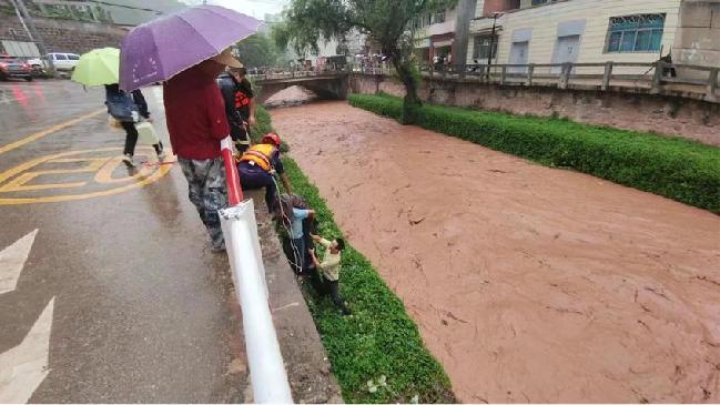 云南镇沅：男子被洪水冲走 警民联手成功救起
