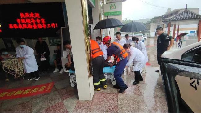 云南镇沅：男子被洪水冲走 警民联手成功救起