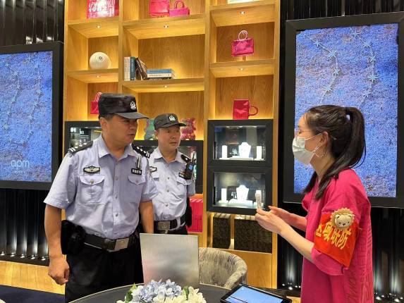 北京市公安局持续推进全市夏夜治安巡查宣防集中统一行动
