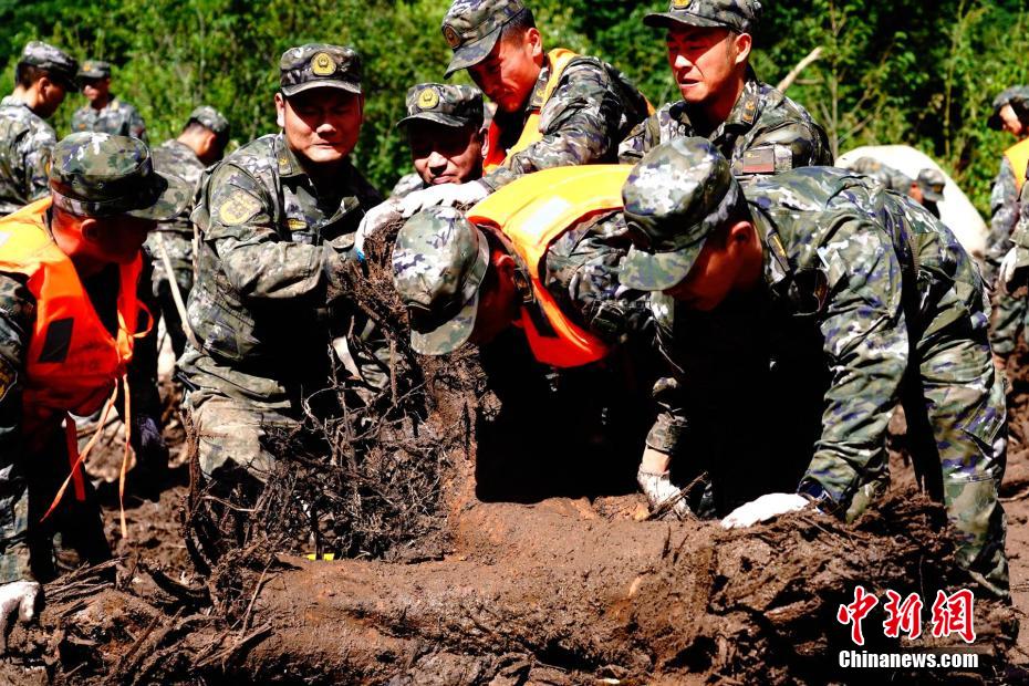 武警陕西总队官兵正在喂子坪村开展救援清理工作
