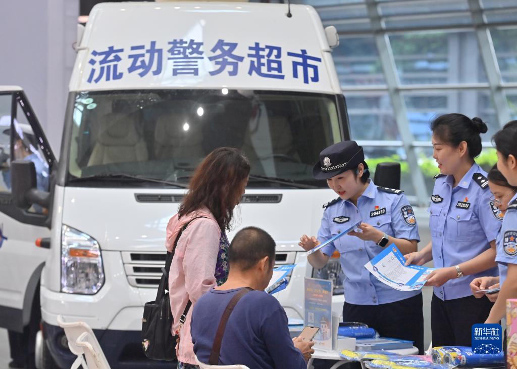 广西柳州：“警务超市”暖民心