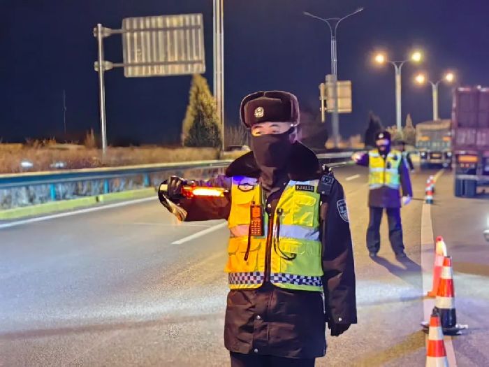 呼和浩特集中整治城区快速路、高架桥大货车、工程运输车闯禁行交通违法行为