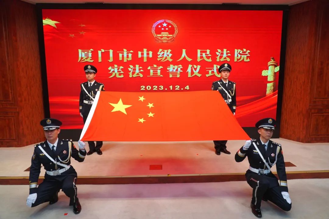 法徽熠熠 誓言铮铮 | 今天,我们向宪法庄严宣誓! 法徽熠熠 誓言铮铮 | 今天,我们向宪法庄严宣誓!