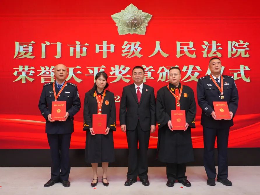 法徽熠熠 誓言铮铮 | 今天,我们向宪法庄严宣誓! 法徽熠熠 誓言铮铮 | 今天,我们向宪法庄严宣誓!