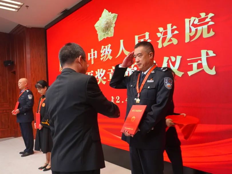 法徽熠熠 誓言铮铮 | 今天,我们向宪法庄严宣誓! 法徽熠熠 誓言铮铮 | 今天,我们向宪法庄严宣誓!