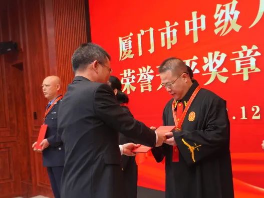 法徽熠熠 誓言铮铮 | 今天,我们向宪法庄严宣誓! 法徽熠熠 誓言铮铮 | 今天,我们向宪法庄严宣誓!