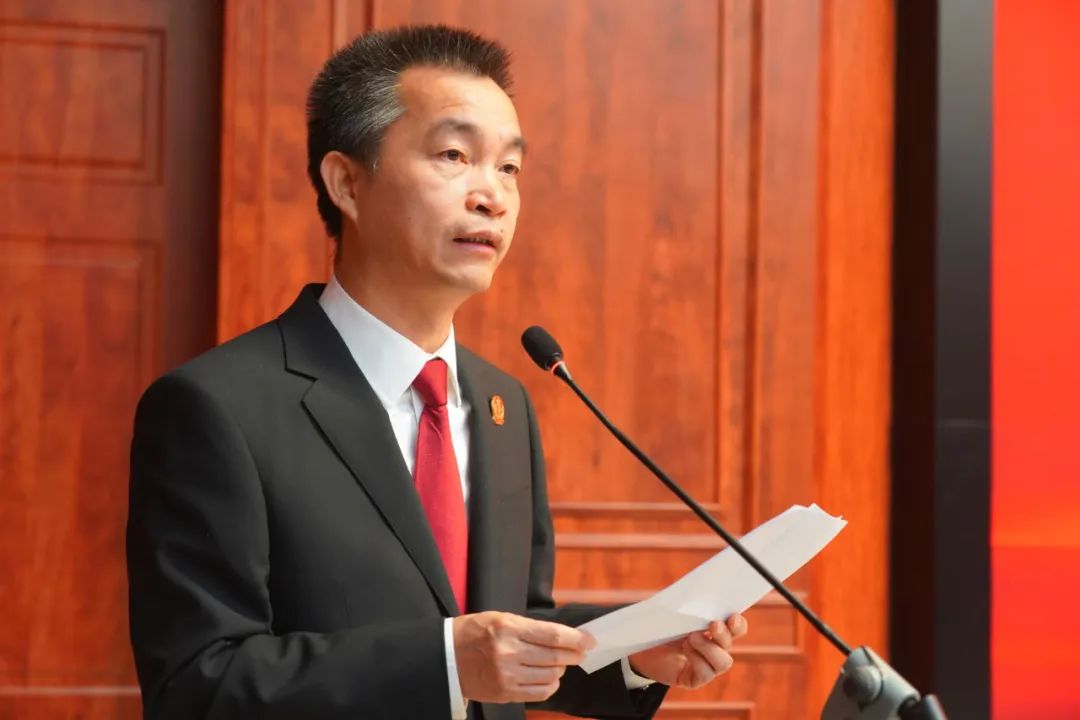 法徽熠熠 誓言铮铮 | 今天,我们向宪法庄严宣誓! 法徽熠熠 誓言铮铮 | 今天,我们向宪法庄严宣誓!