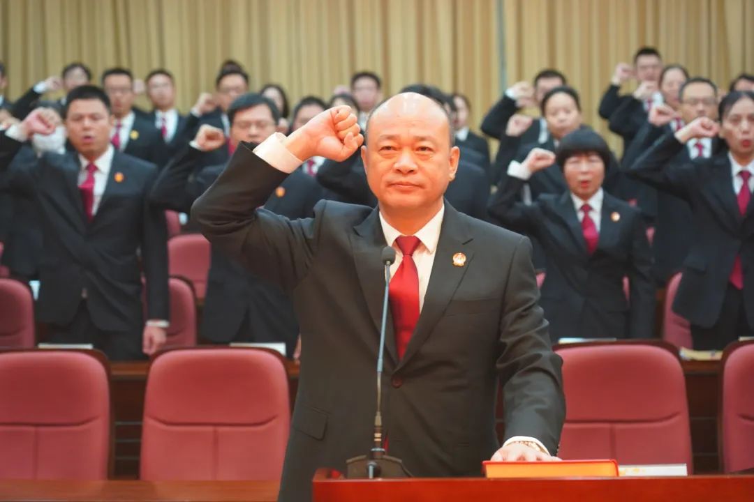 法徽熠熠 誓言铮铮 | 今天,我们向宪法庄严宣誓! 法徽熠熠 誓言铮铮 | 今天,我们向宪法庄严宣誓!