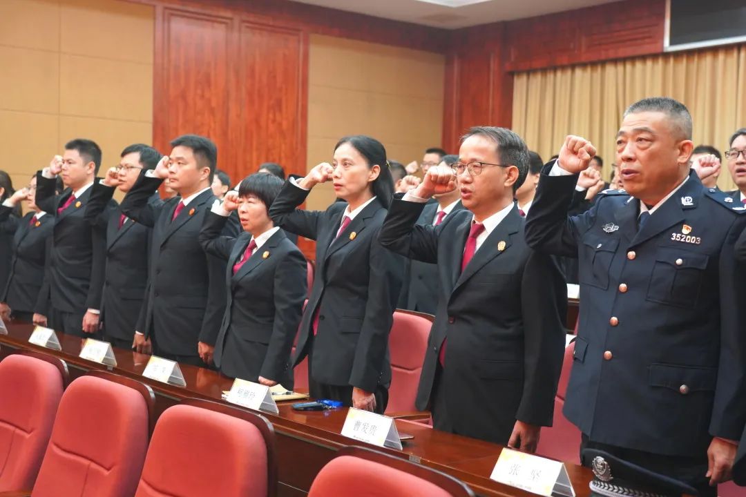 法徽熠熠 誓言铮铮 | 今天,我们向宪法庄严宣誓! 法徽熠熠 誓言铮铮 | 今天,我们向宪法庄严宣誓!