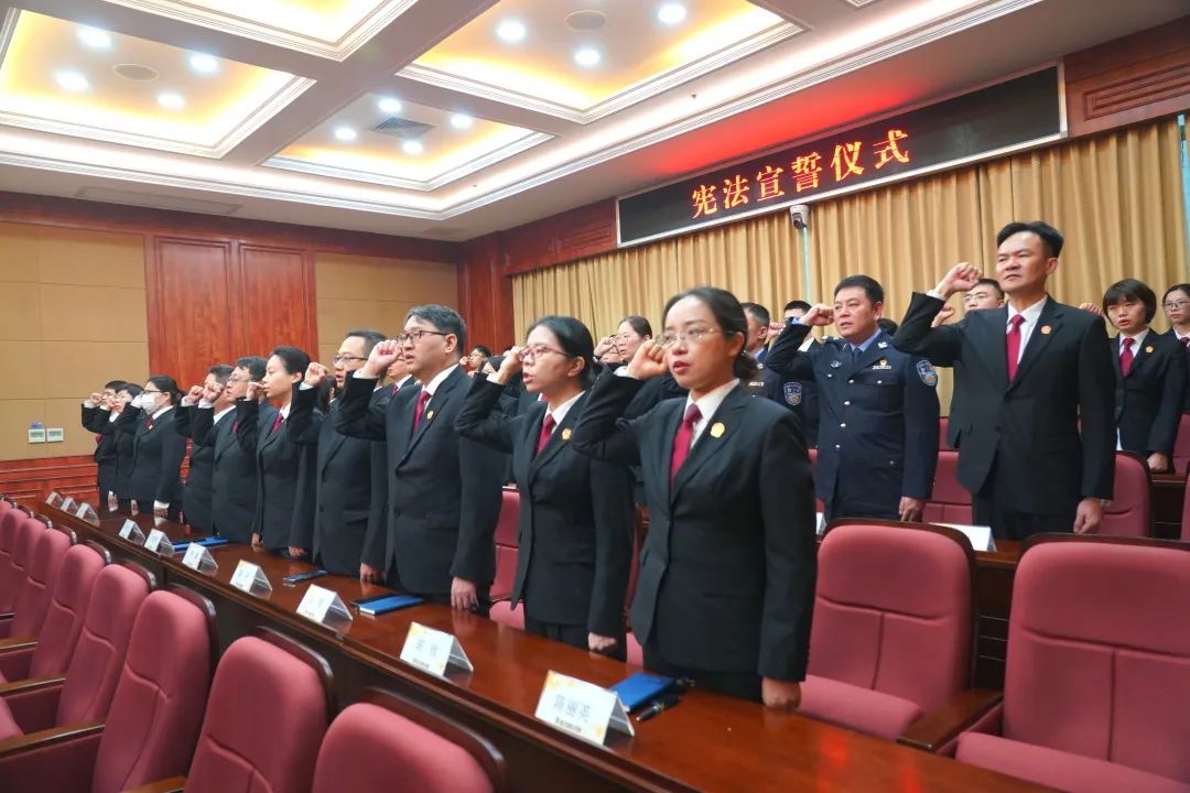 法徽熠熠 誓言铮铮 | 今天,我们向宪法庄严宣誓! 法徽熠熠 誓言铮铮 | 今天,我们向宪法庄严宣誓!