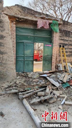 直击青海民和官亭镇地震现场 院墙倒塌屋内家具损毁