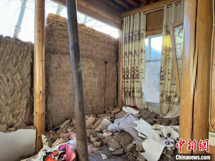 直击青海民和官亭镇地震现场 院墙倒塌屋内家具损毁