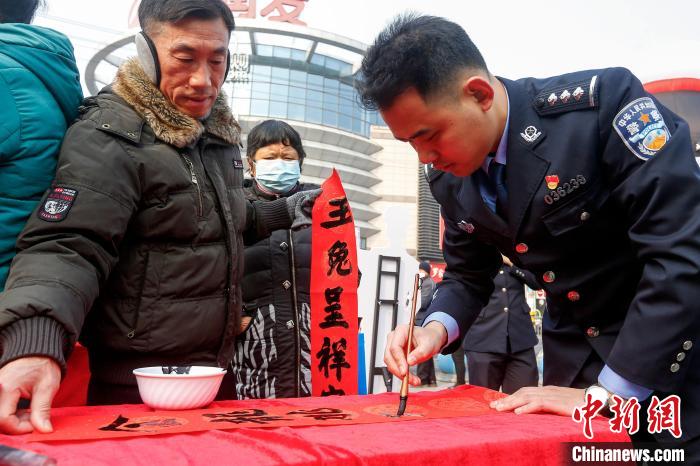 安徽黄山：警民互动迎接中国人民警察节