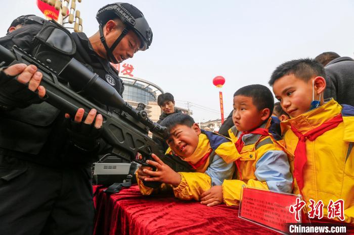 安徽黄山：警民互动迎接中国人民警察节