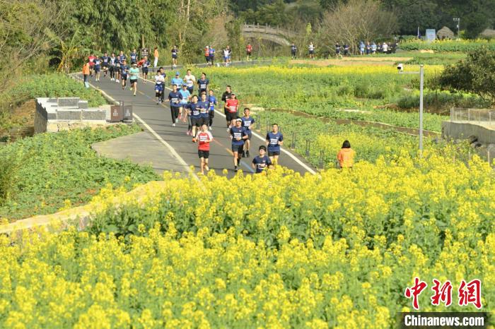 2024万峰林警察半程马拉松赛开跑
