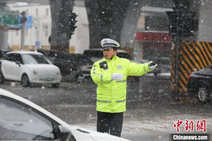 安徽合肥迎入冬后最强降雪 交警坚守风雪一线保畅通