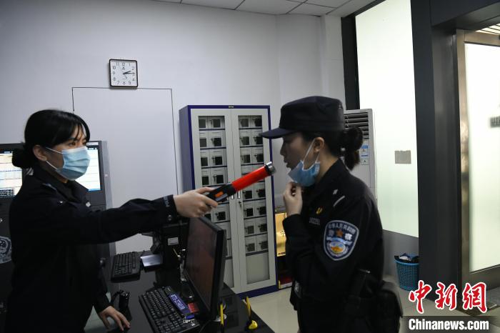 福暖中国丨广西女铁警以双语守护开往边城的春运列车 与外籍旅客沟通注意细节