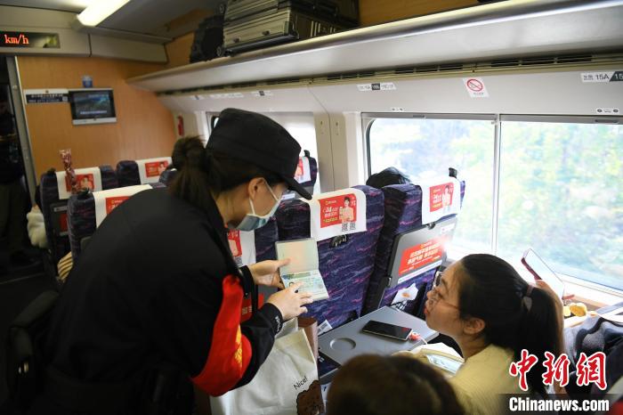 福暖中国丨广西女铁警以双语守护开往边城的春运列车 与外籍旅客沟通注意细节