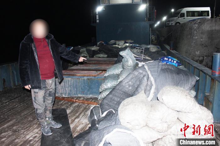 辽宁海警局查获一起走私海产品案 查扣走私渔获物6.6万余公斤