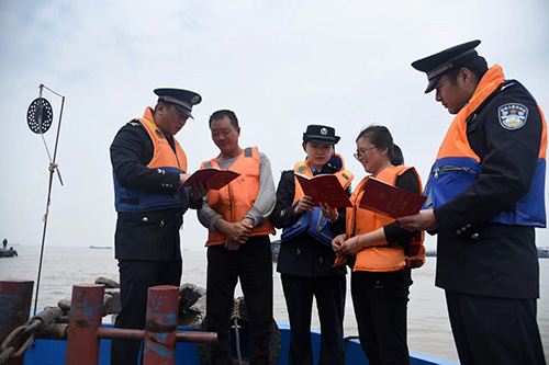 让国家安全教育到身边进心里，泰州边检民警普法宣传到口岸进码头