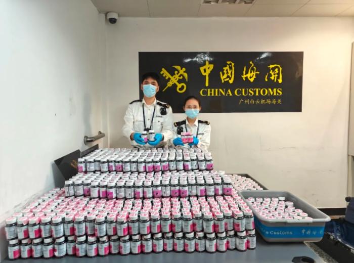 广州海关查获一批违规携带进境的保健品，共计1374瓶