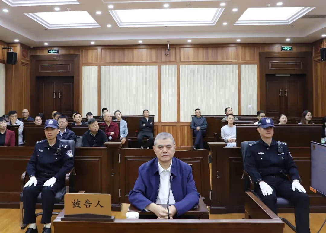 贵州省公安厅原党委委员陈罡受贿、洗钱、非法持有枪支、弹药案一审开庭