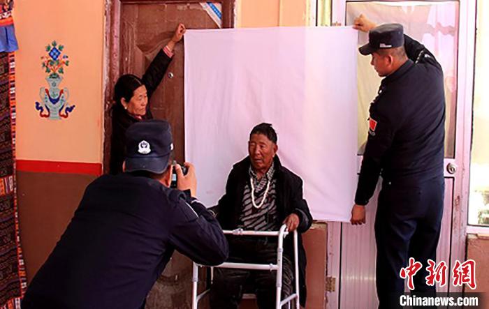 西藏阿里：民警上门办证解民忧