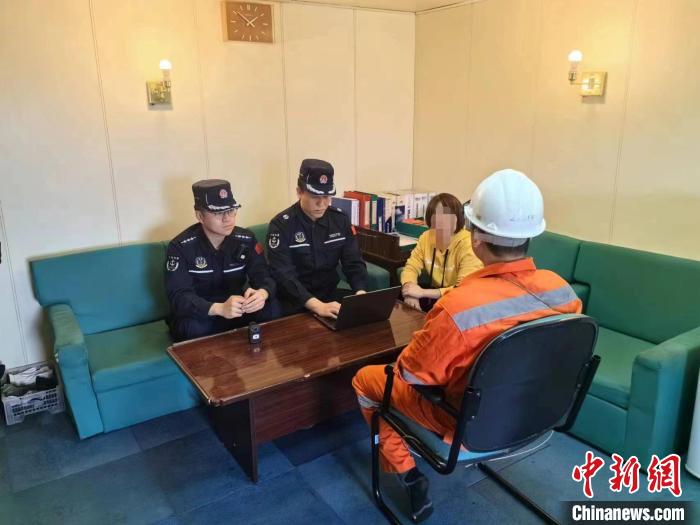 浦东海警局依法逮捕上海首起涉外职务侵占案2名外籍犯罪嫌疑人