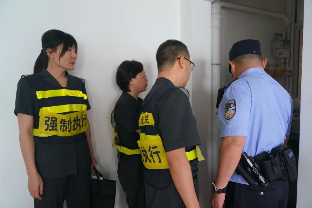 护航2024 | 拒不腾房要跳楼？“执”击厦法“亮剑”！