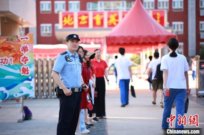 北京警方护航中考 全方位为考生及家长做好服务保障