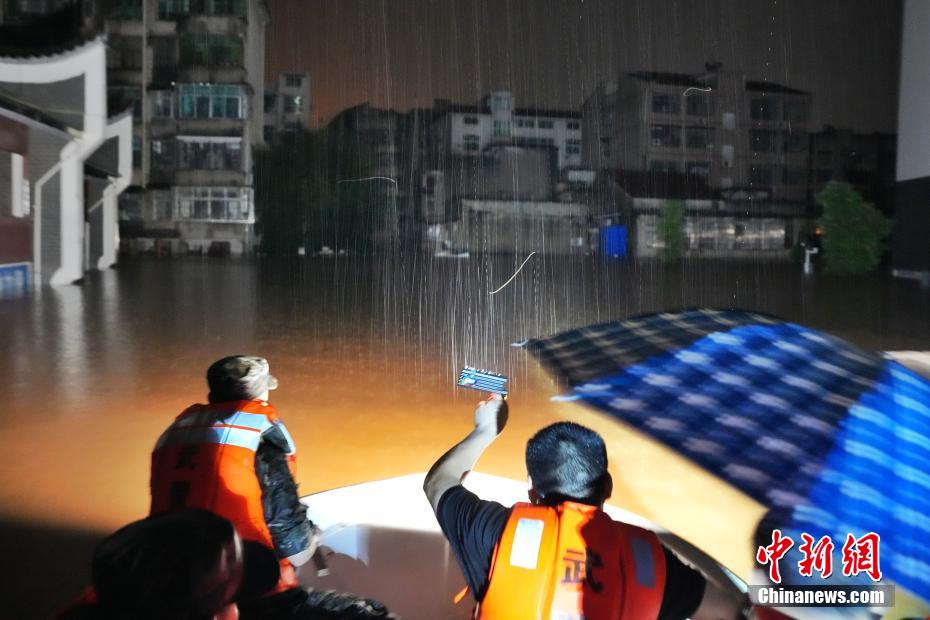 直击湖南平江县洪水受灾现场 各方力量彻夜救援