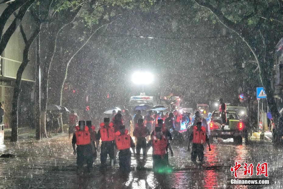 直击湖南平江县洪水受灾现场 各方力量彻夜救援