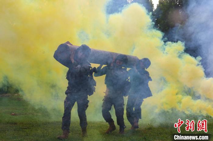 直击湖北武警战斗体能训练：硝烟弥漫“战”味浓